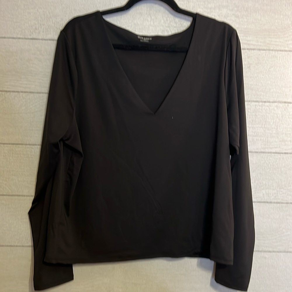 Old Navy Modern V-Neck Blouse NWT
Size: XXL
Material: 87% Polyester, 13% Spandex